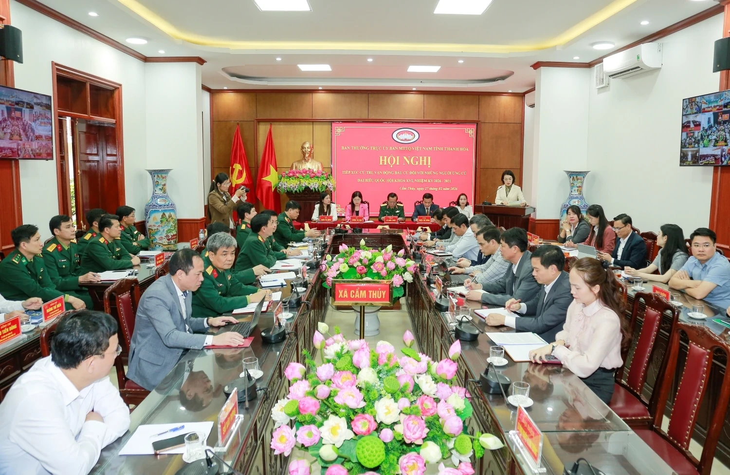 Ứng cử viên ĐBQH khóa XVI tiếp xúc cử tri các xã Cẩm Thủy, Cẩm Thạch