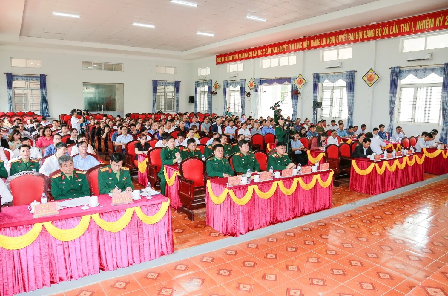 Ứng cử viên ĐBQH khóa XVI tiếp xúc cử tri các xã Cẩm Thủy, Cẩm Thạch