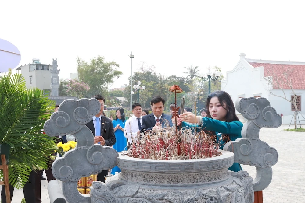 Tổng Công ty CP Hợp Lực dâng hương Chủ tịch Hồ Chí Minh và các giáo viên, học sinh hy sinh trên công trường đắp đê sông Mã