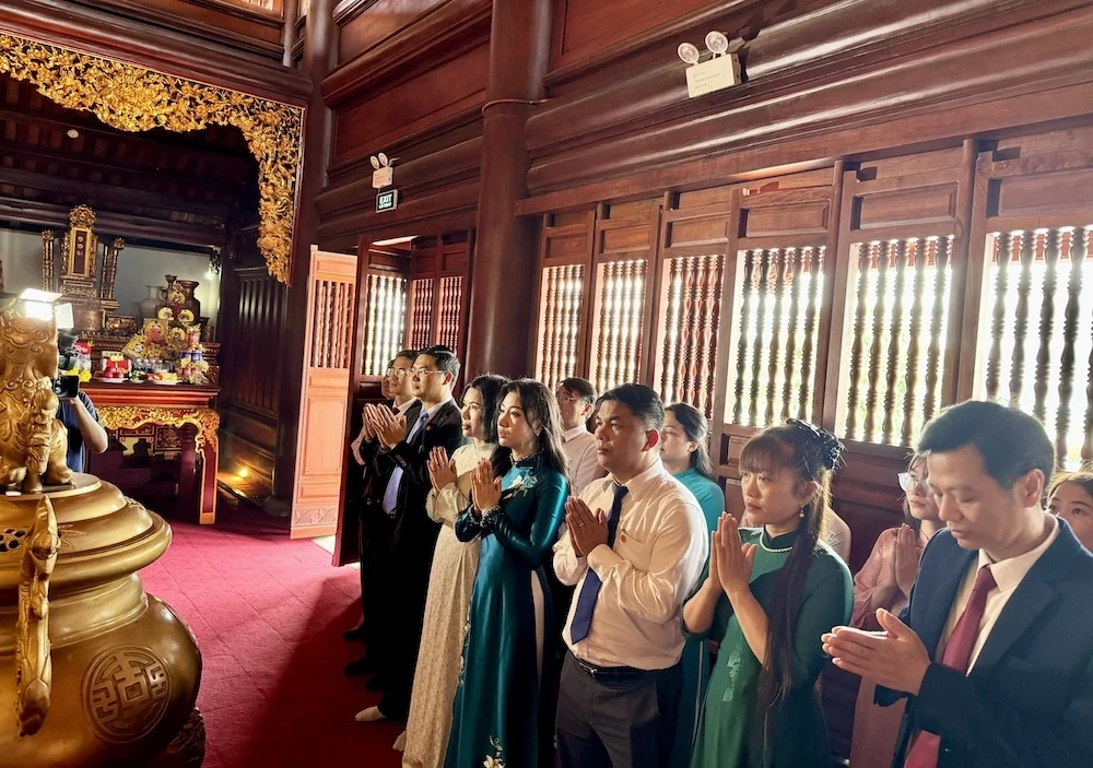 Tổng Công ty CP Hợp Lực dâng hương Chủ tịch Hồ Chí Minh và các giáo viên, học sinh hy sinh trên công trường đắp đê sông Mã