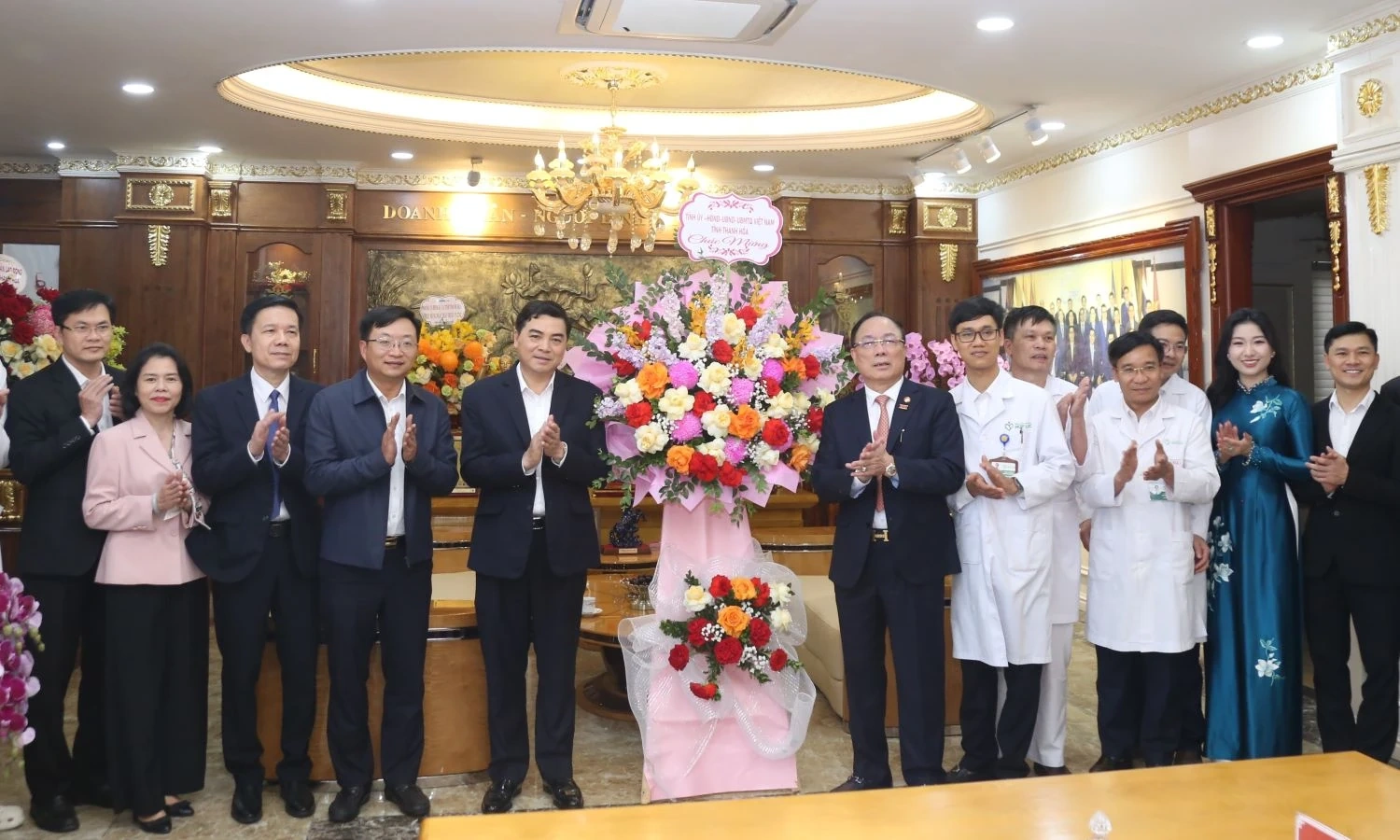 Nêu cao tinh thần đoàn kết, phát huy y đức, hết lòng vì người bệnh