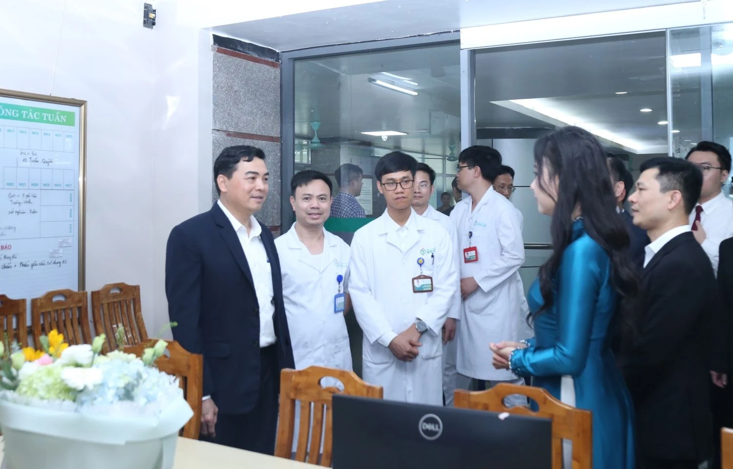 Nêu cao tinh thần đoàn kết, phát huy y đức, hết lòng vì người bệnh