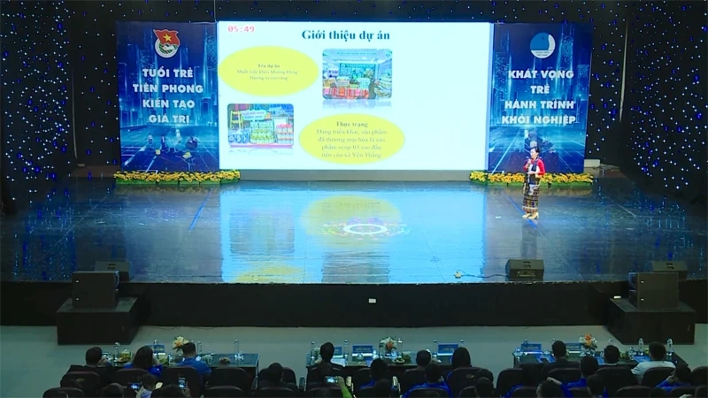 Những “đóa hoa” nở giữa ngàn mây (Bài 1): Bước ra từ bản làng