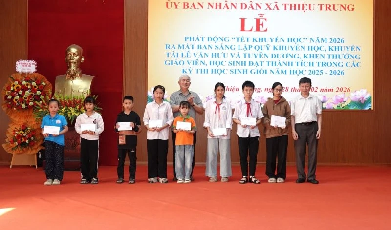 Tuyên dương, khen thưởng giáo viên, học sinh đạt thành tích trong các kỳ thi