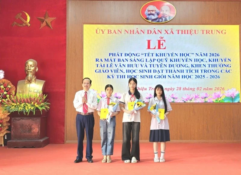 Tuyên dương, khen thưởng giáo viên, học sinh đạt thành tích trong các kỳ thi