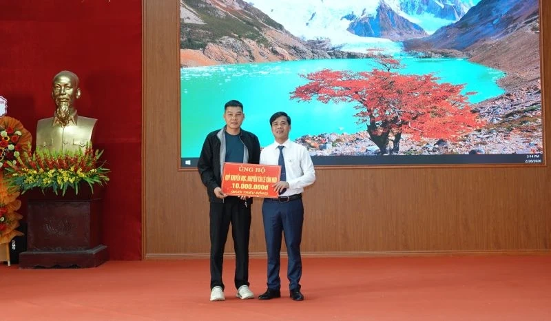 Tuyên dương, khen thưởng giáo viên, học sinh đạt thành tích trong các kỳ thi