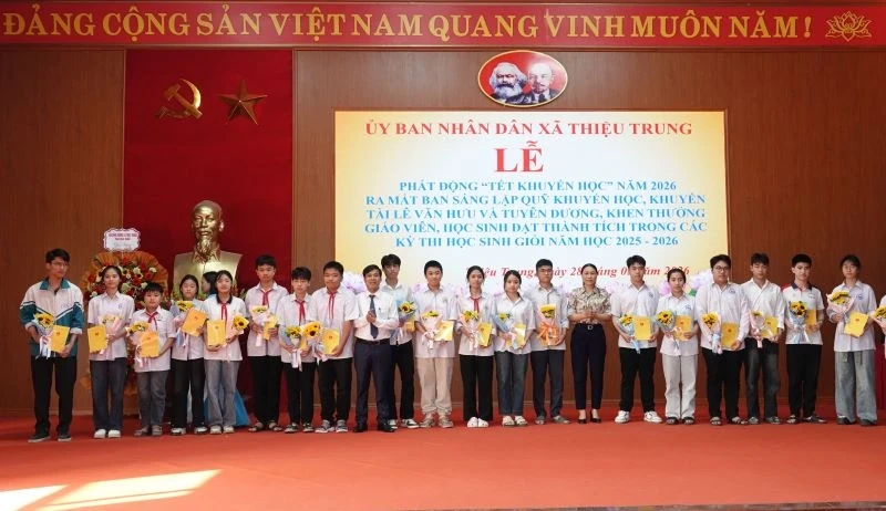 Tuyên dương, khen thưởng giáo viên, học sinh đạt thành tích trong các kỳ thi