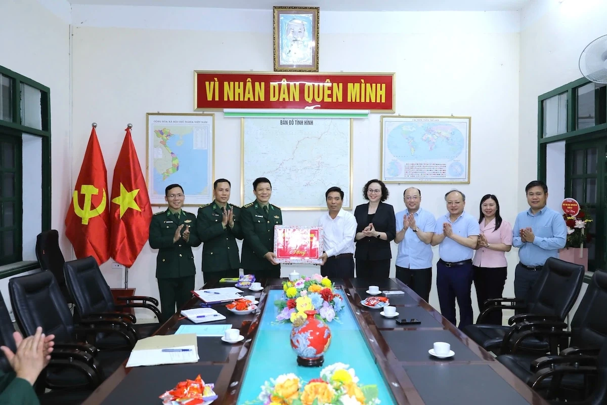 Bí thư Tỉnh ủy Nguyễn Doãn Anh thăm cán bộ, chiến sĩ Đồn Biên phòng Cửa khẩu Tén Tằn