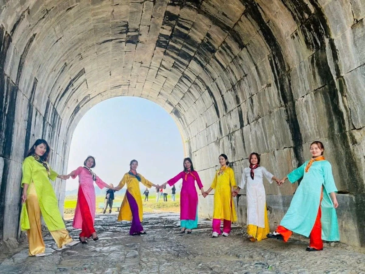 Du xuân ở Thành nhà Hồ