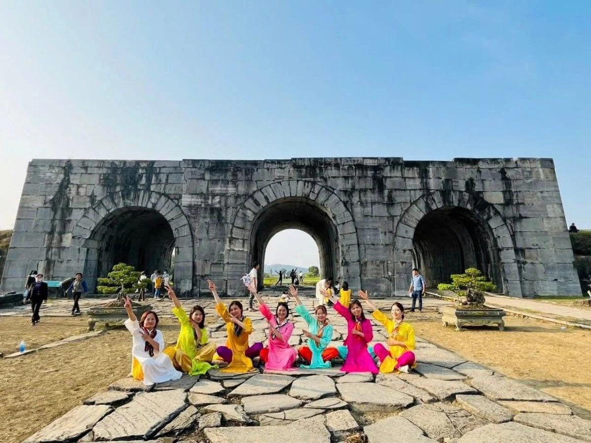 Du xuân ở Thành nhà Hồ