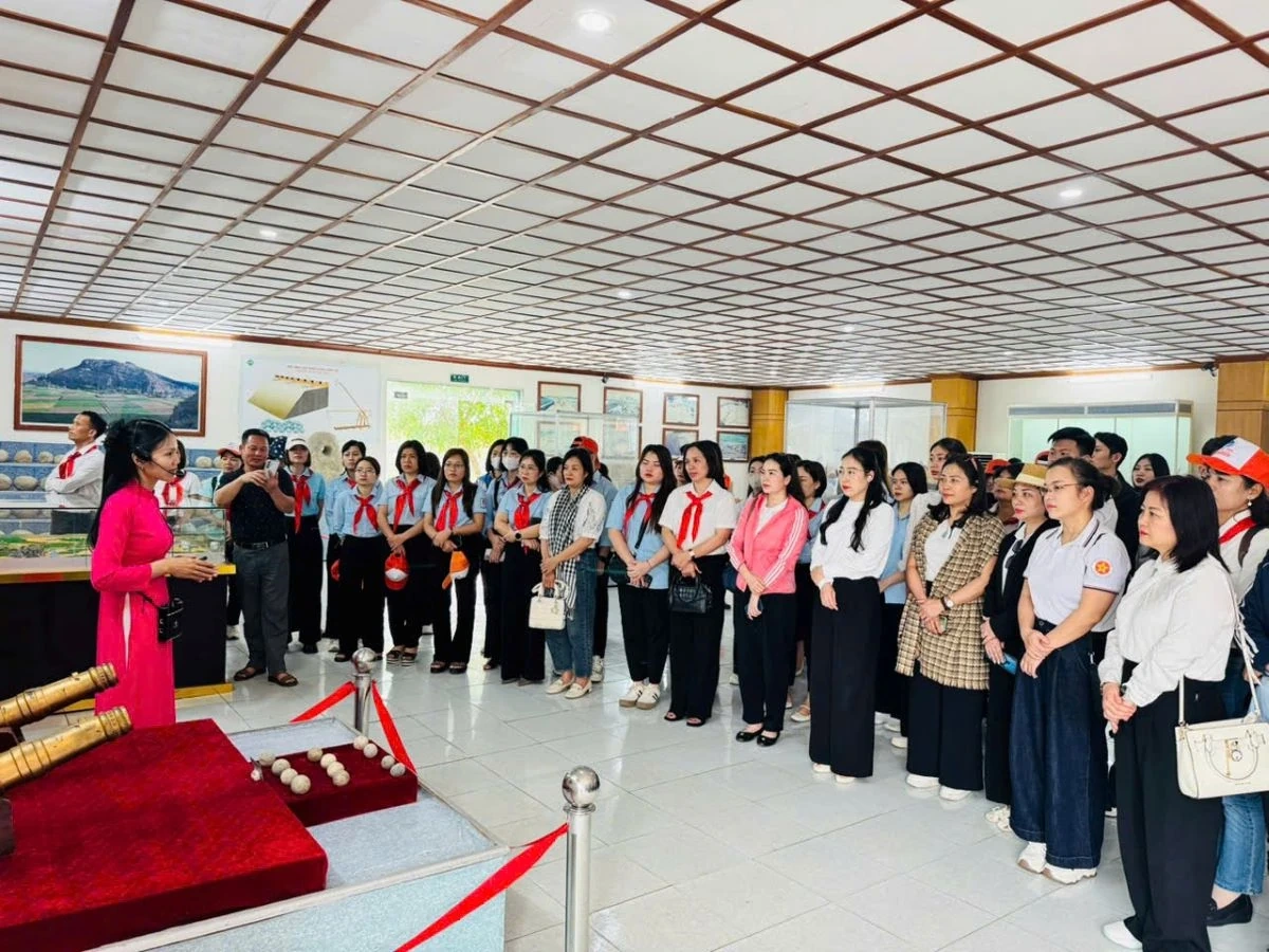 Du xuân ở Thành nhà Hồ