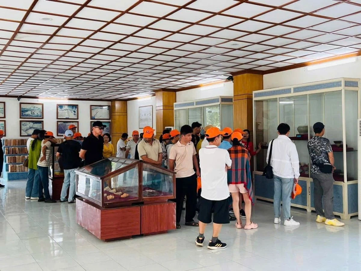 Du xuân ở Thành nhà Hồ