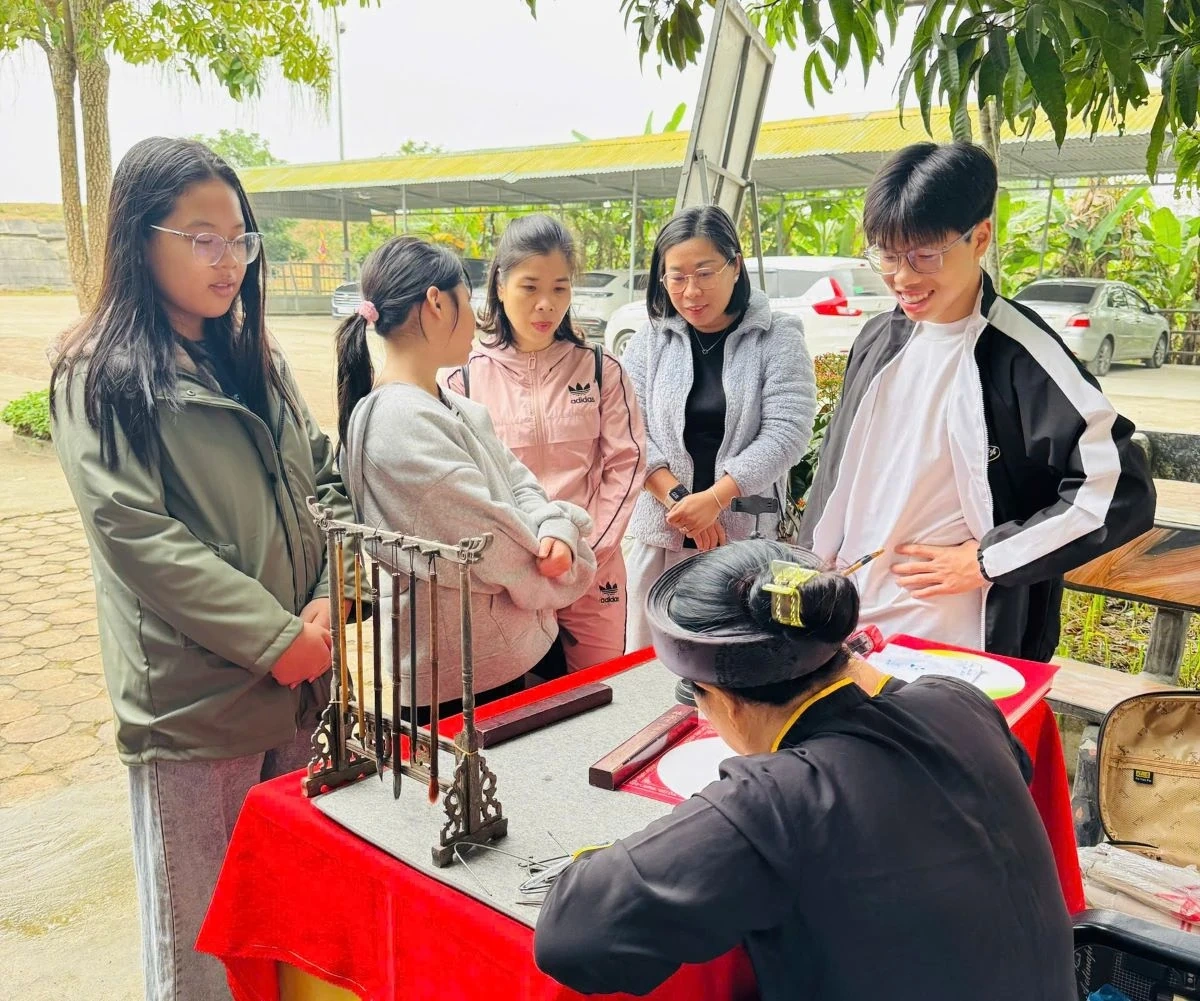 Du xuân ở Thành nhà Hồ