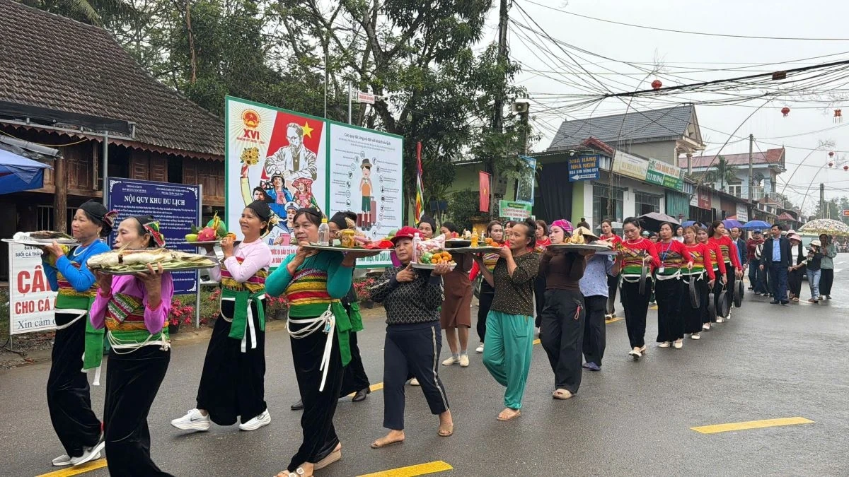 Lễ hội khai hạ suối cá thần xã Cẩm Tú