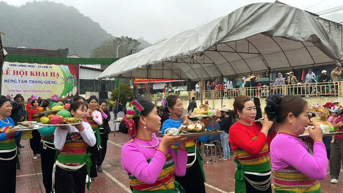 Lễ hội khai hạ suối cá thần xã Cẩm Tú