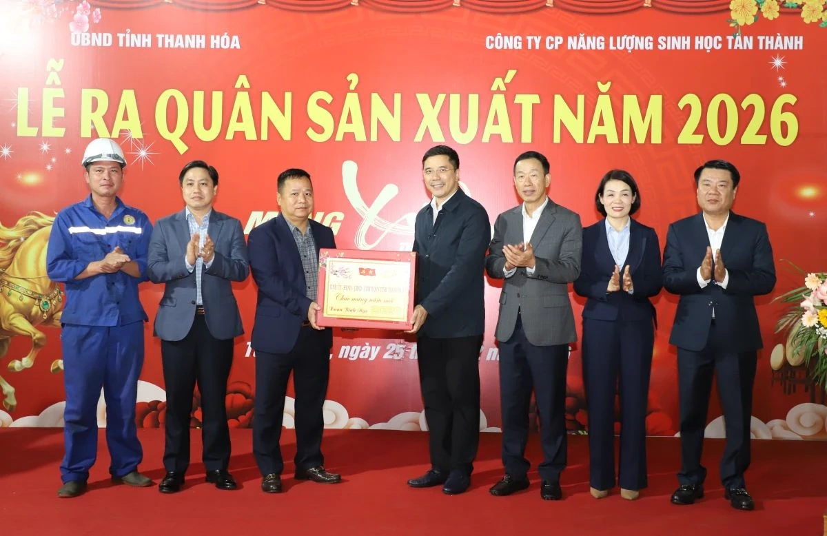 Phó Bí thư Thường trực Tỉnh ủy Nguyễn Hồng Phong dự lễ ra quân sản xuất đầu năm và làm việc tại xã Tân Thành