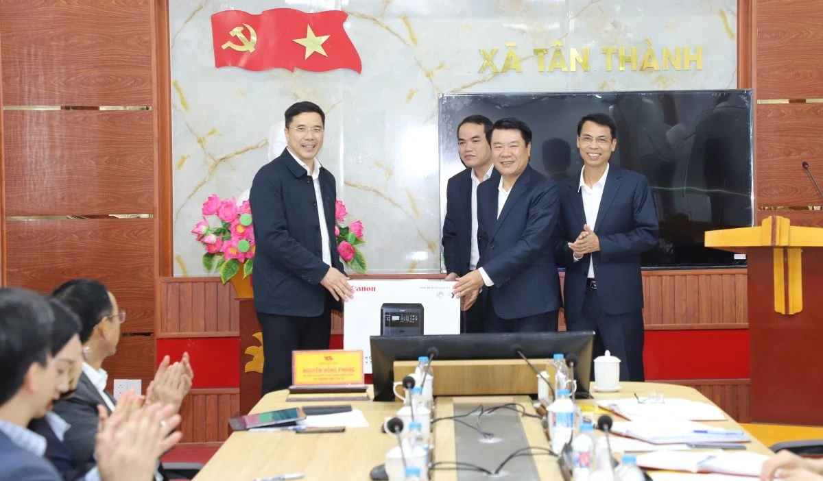 Phó Bí thư Thường trực Tỉnh ủy Nguyễn Hồng Phong dự lễ ra quân sản xuất đầu năm và làm việc tại xã Tân Thành