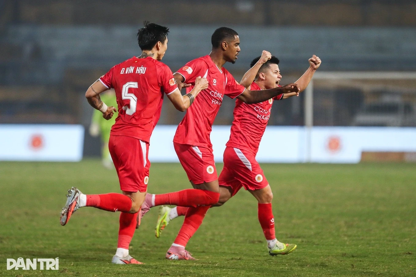 Nhà ĐKVĐ Nam Định lâm nguy; Champions League: Xác định 12 cái tên vào vòng 1/8