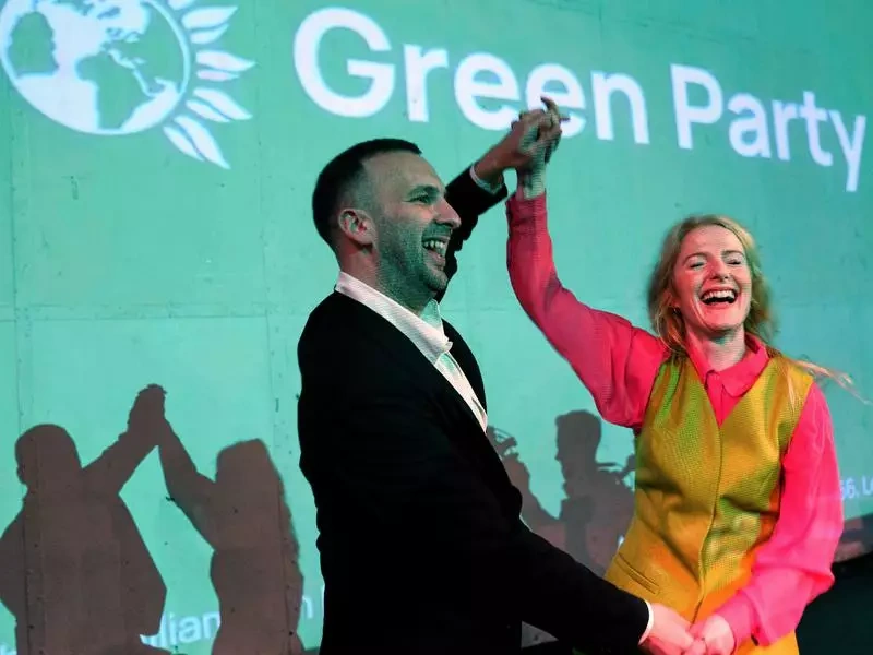 Thủ tướng Anh cam kết chống “các xu hướng cực đoan” sau thất bại bầu cử gây sốc