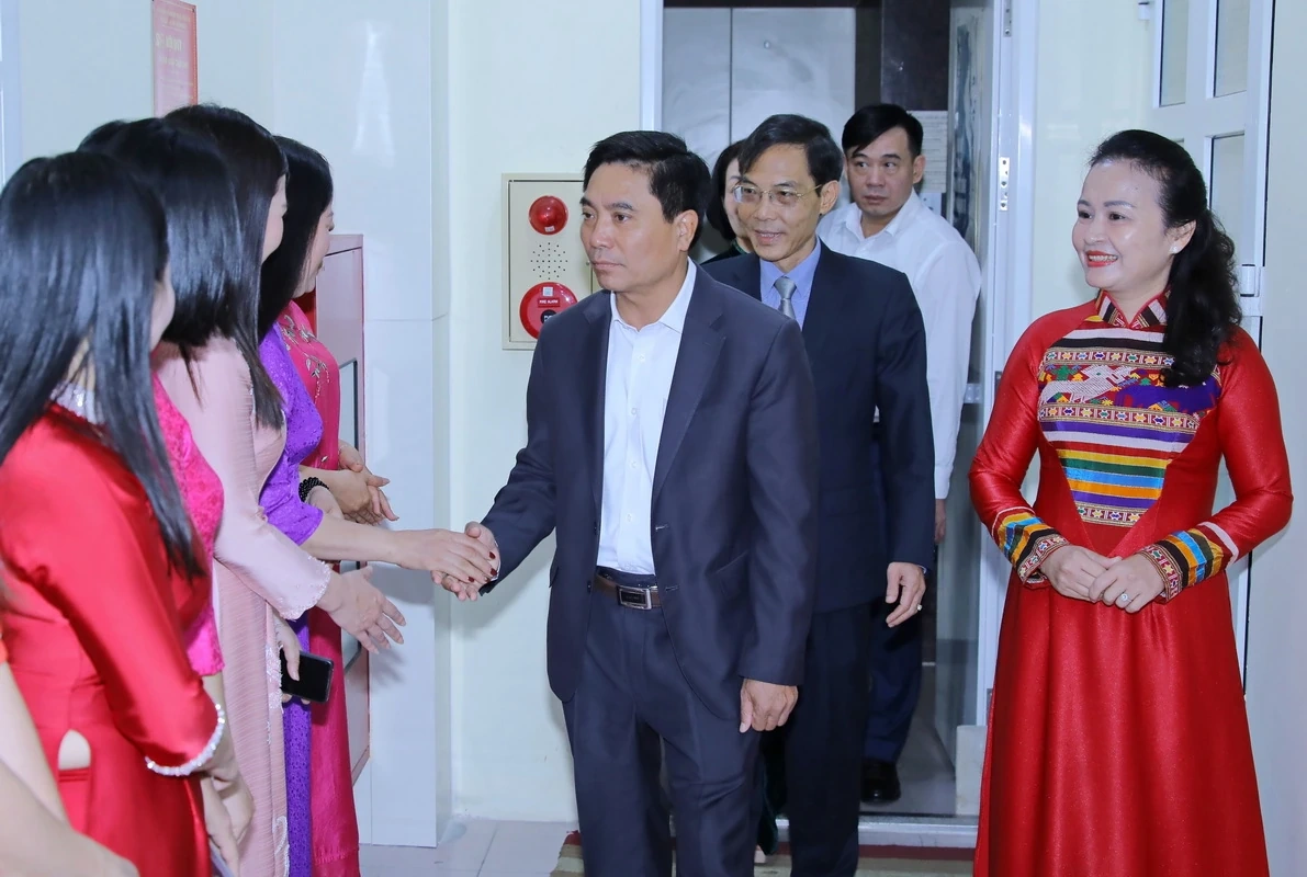 Bí thư Tỉnh ủy Nguyễn Doãn Anh chúc mừng Ngày Quốc tế Phụ nữ 8/3