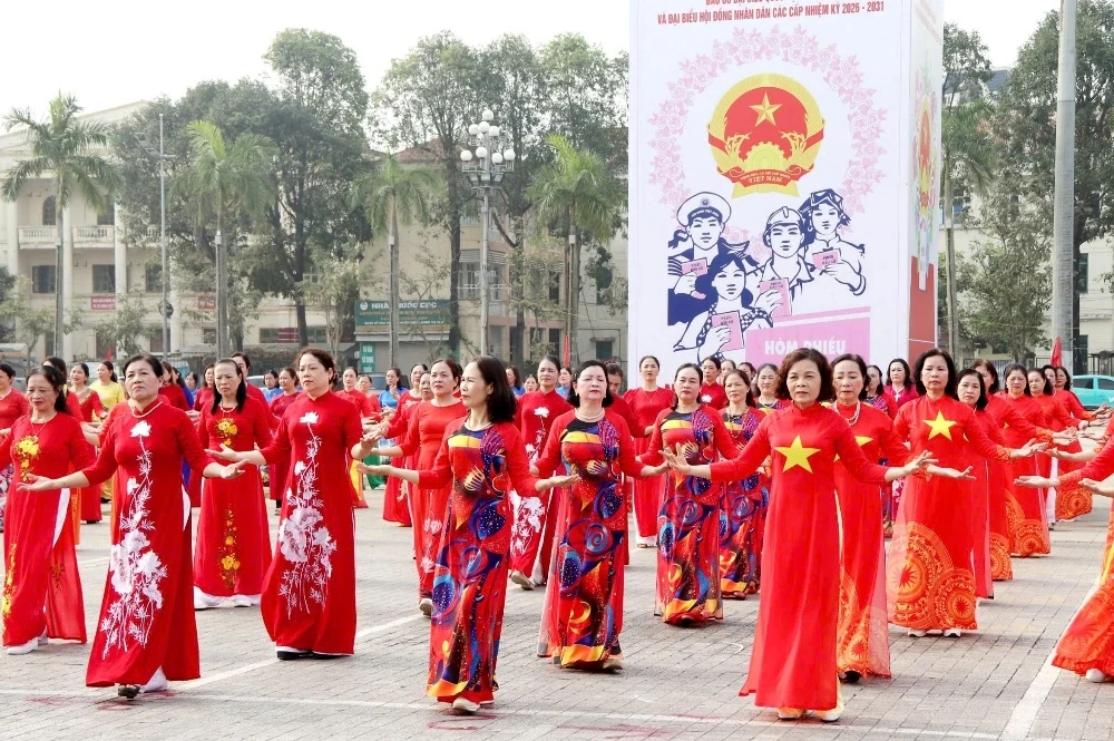 Hơn 700 phụ nữ phường Hạc Thành đồng diễn dân vũ kỷ niệm ngày Quốc tế Phụ nữ 8/3