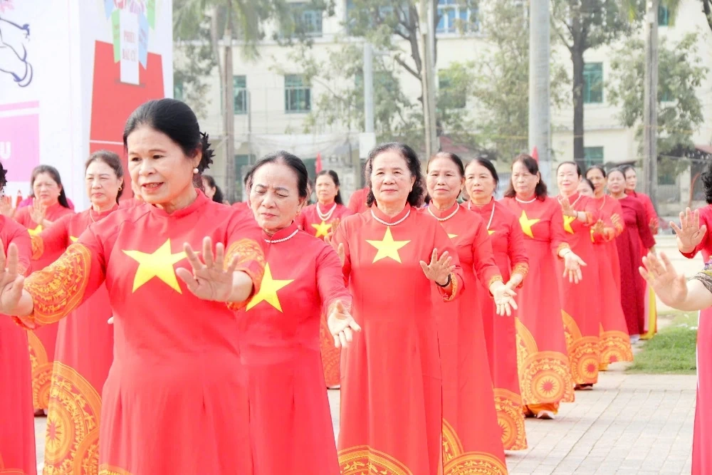 Hơn 700 phụ nữ phường Hạc Thành đồng diễn dân vũ kỷ niệm ngày Quốc tế Phụ nữ 8/3