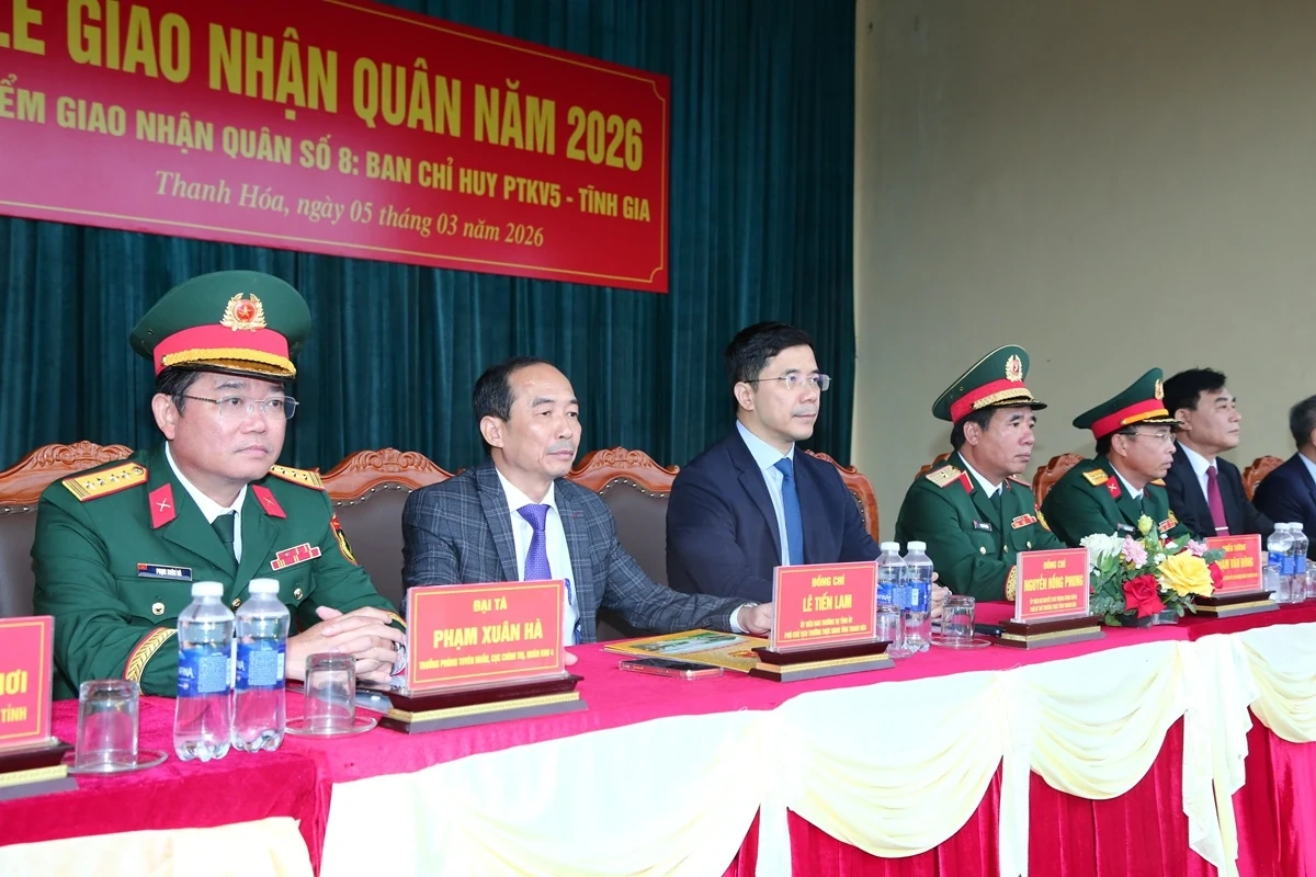 Phó Bí thư Thường trực Tỉnh ủy Nguyễn Hồng Phong dự lễ giao nhận quân, động viên thanh niên lên đường nhập ngũ