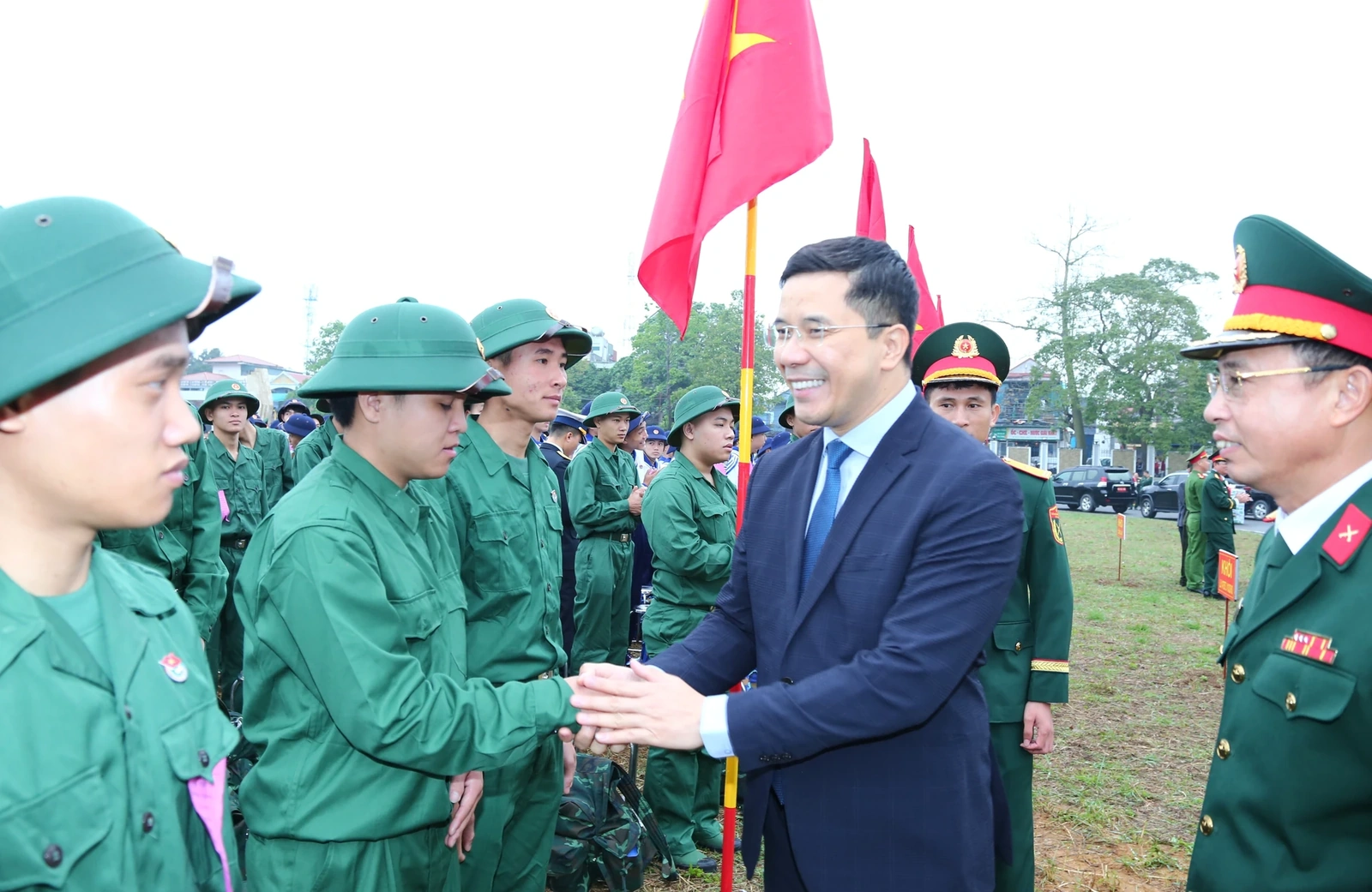 Phó Bí thư Thường trực Tỉnh ủy Nguyễn Hồng Phong dự lễ giao nhận quân, động viên thanh niên lên đường nhập ngũ