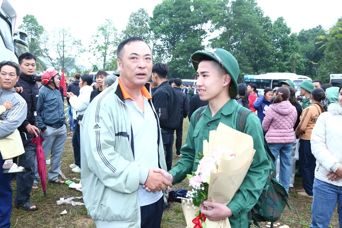 Phó Bí thư Thường trực Tỉnh ủy Nguyễn Hồng Phong dự lễ giao nhận quân, động viên thanh niên lên đường nhập ngũ