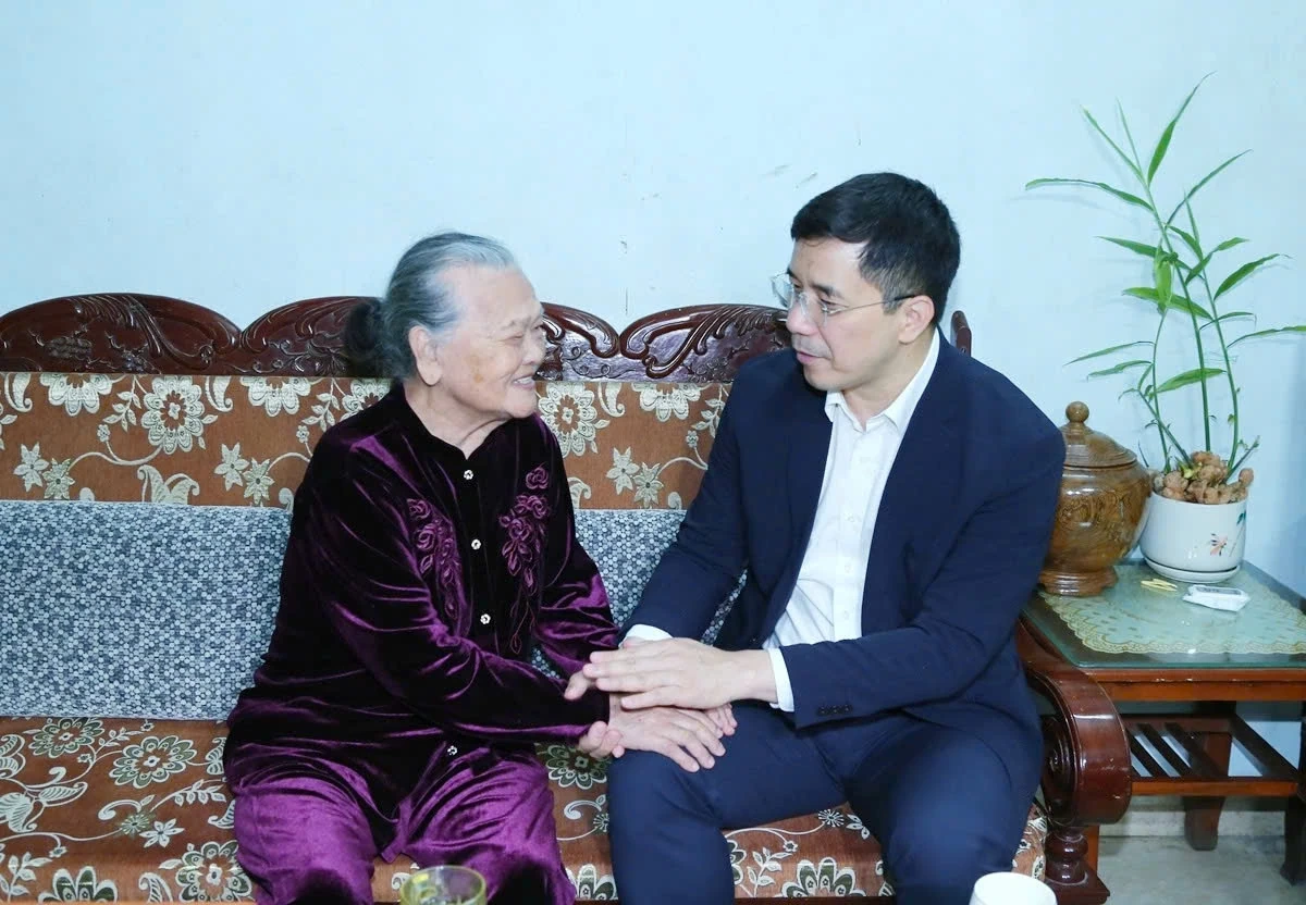 Phó Bí thư Thường trực Tỉnh ủy Nguyễn Hồng Phong thăm, tặng quà Mẹ Việt Nam Anh hùng, Anh hùng lực lượng vũ trang Nhân dân