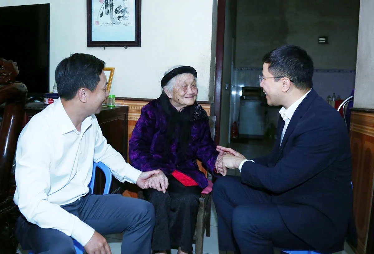 Phó Bí thư Thường trực Tỉnh ủy Nguyễn Hồng Phong thăm, tặng quà Mẹ Việt Nam Anh hùng, Anh hùng lực lượng vũ trang Nhân dân