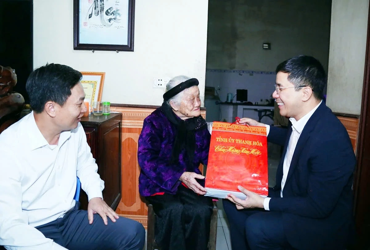 Phó Bí thư Thường trực Tỉnh ủy Nguyễn Hồng Phong thăm, tặng quà Mẹ Việt Nam Anh hùng, Anh hùng lực lượng vũ trang Nhân dân