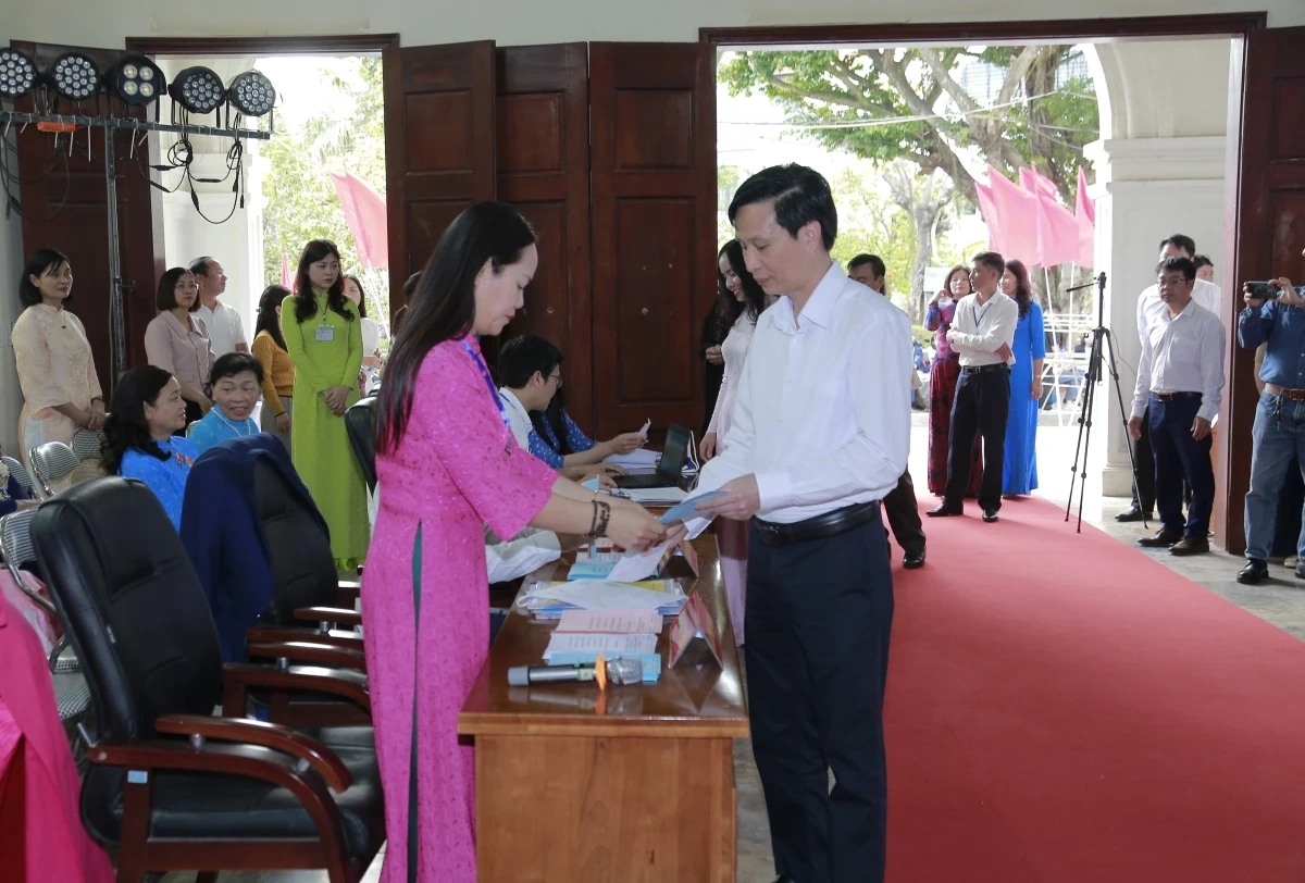 Chủ tịch UBND tỉnh Nguyễn Hoài Anh dự tổng duyệt diễn tập về nghiệp vụ bầu cử tại phường Hạc Thành