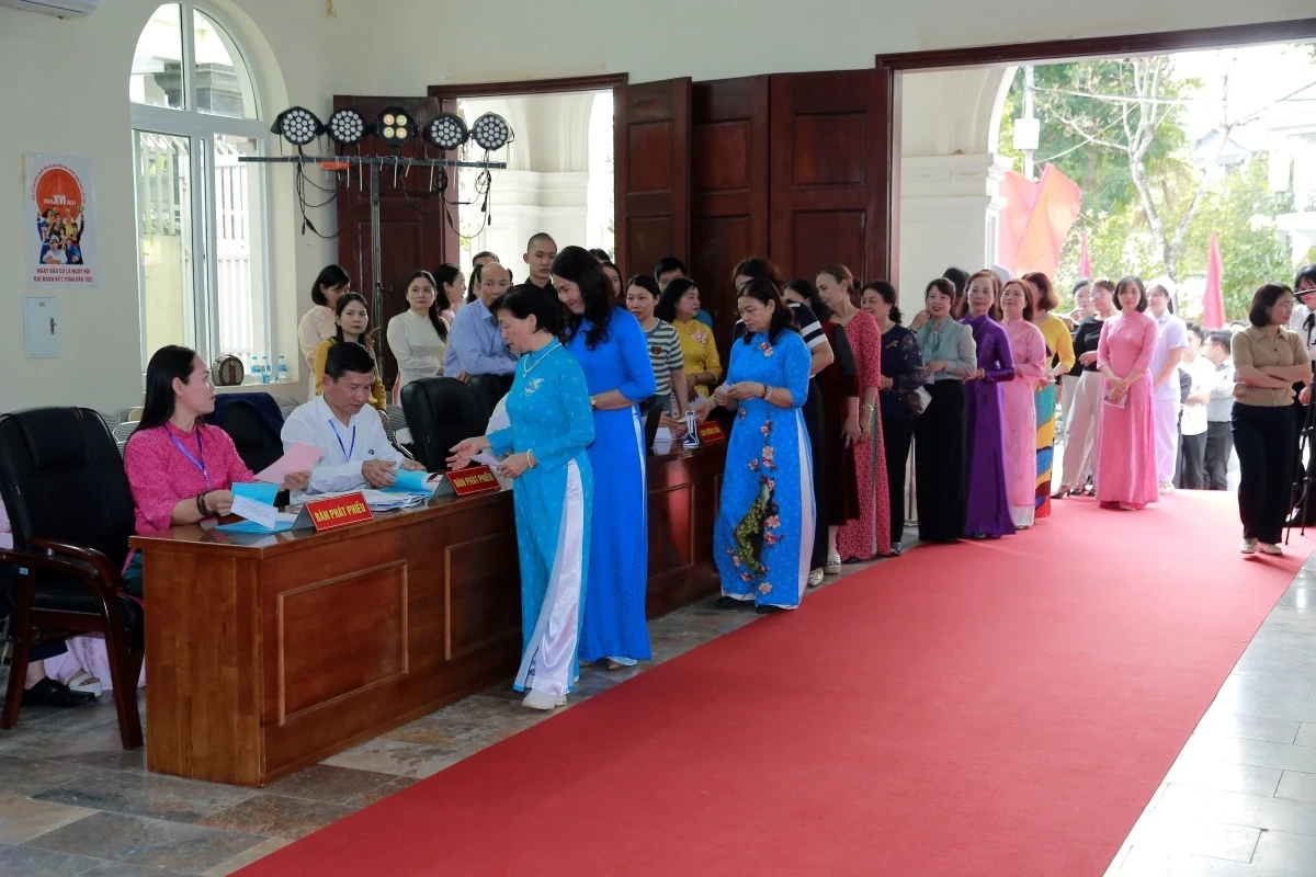 Chủ tịch UBND tỉnh Nguyễn Hoài Anh dự tổng duyệt diễn tập về nghiệp vụ bầu cử tại phường Hạc Thành