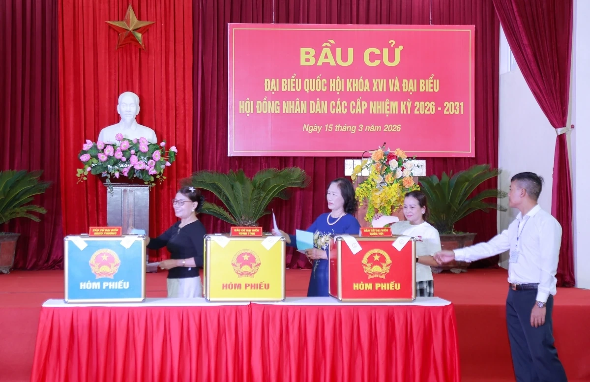 Chủ tịch UBND tỉnh Nguyễn Hoài Anh dự tổng duyệt diễn tập về nghiệp vụ bầu cử tại phường Hạc Thành