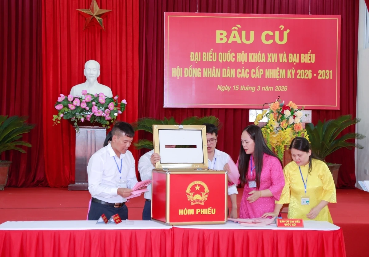 Chủ tịch UBND tỉnh Nguyễn Hoài Anh dự tổng duyệt diễn tập về nghiệp vụ bầu cử tại phường Hạc Thành