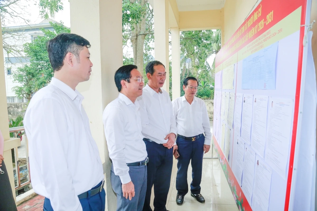 Phó Bí thư Tỉnh ủy, Chủ tịch Ủy ban MTTQ tỉnh Trịnh Tuấn Sinh kiểm tra công tác chuẩn bị bầu cử tại các phường Sầm Sơn và Nam Sầm Sơn