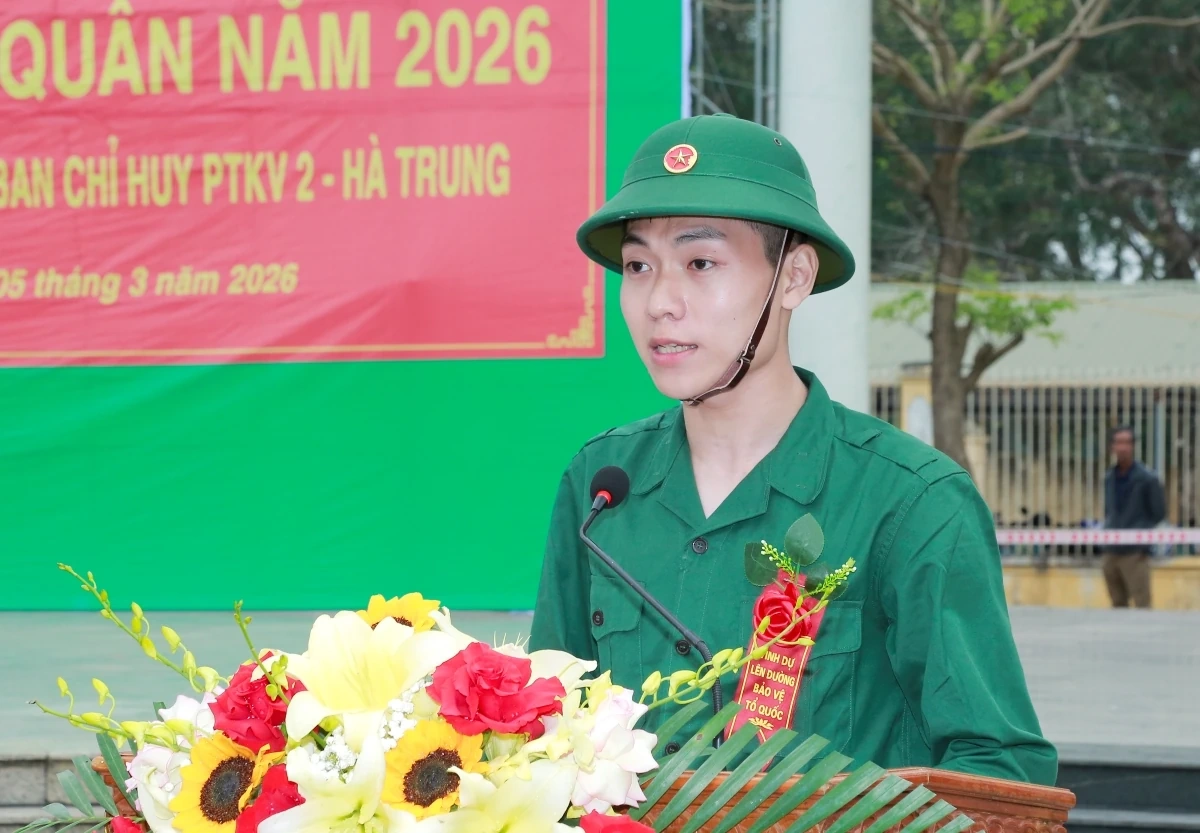 Sáng 5/3, hàng nghìn thanh niên Thanh Hóa đã hăng hái lên đường nhập ngũ
