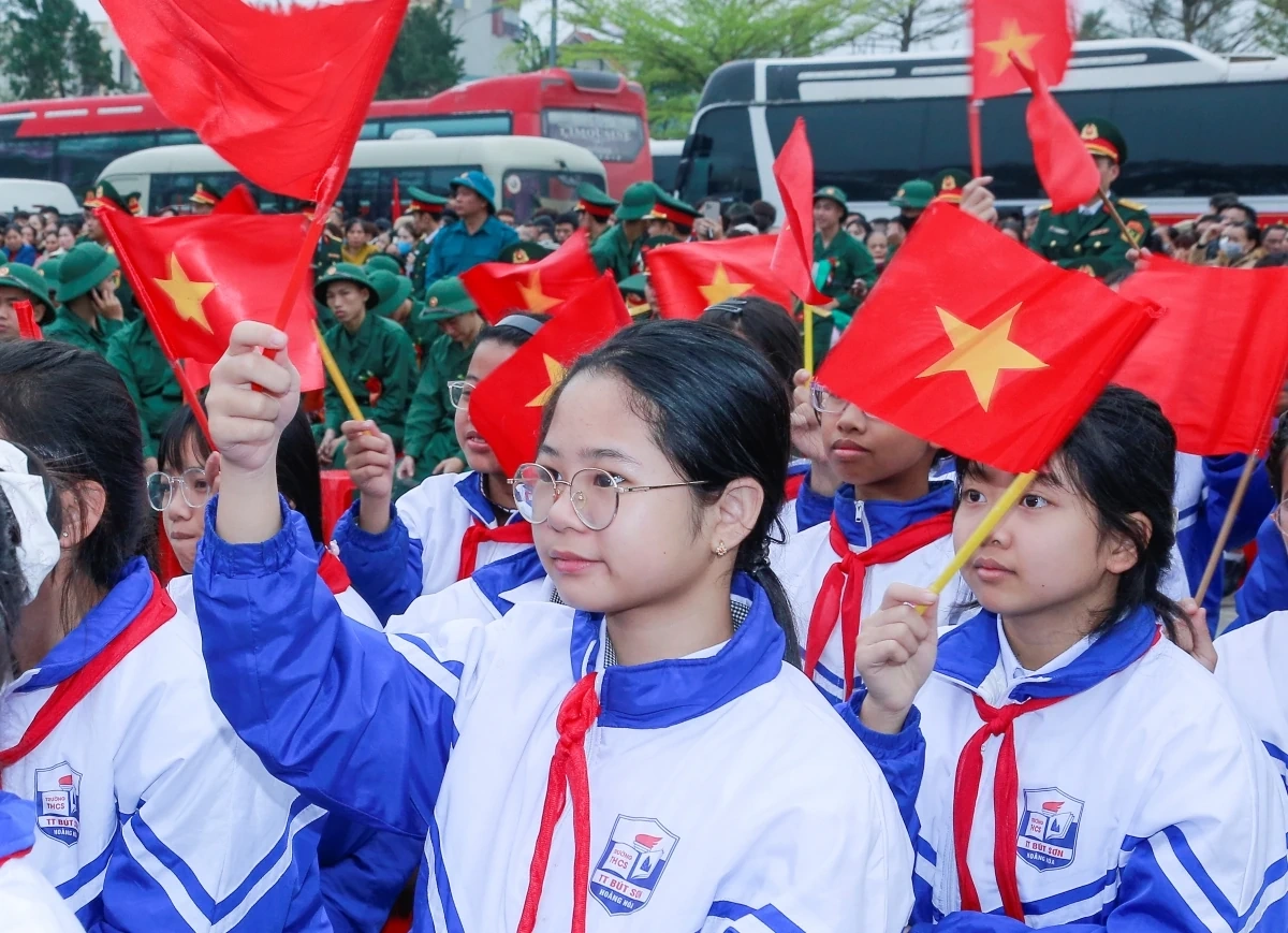 Sáng 5/3, hàng nghìn thanh niên Thanh Hóa đã hăng hái lên đường nhập ngũ