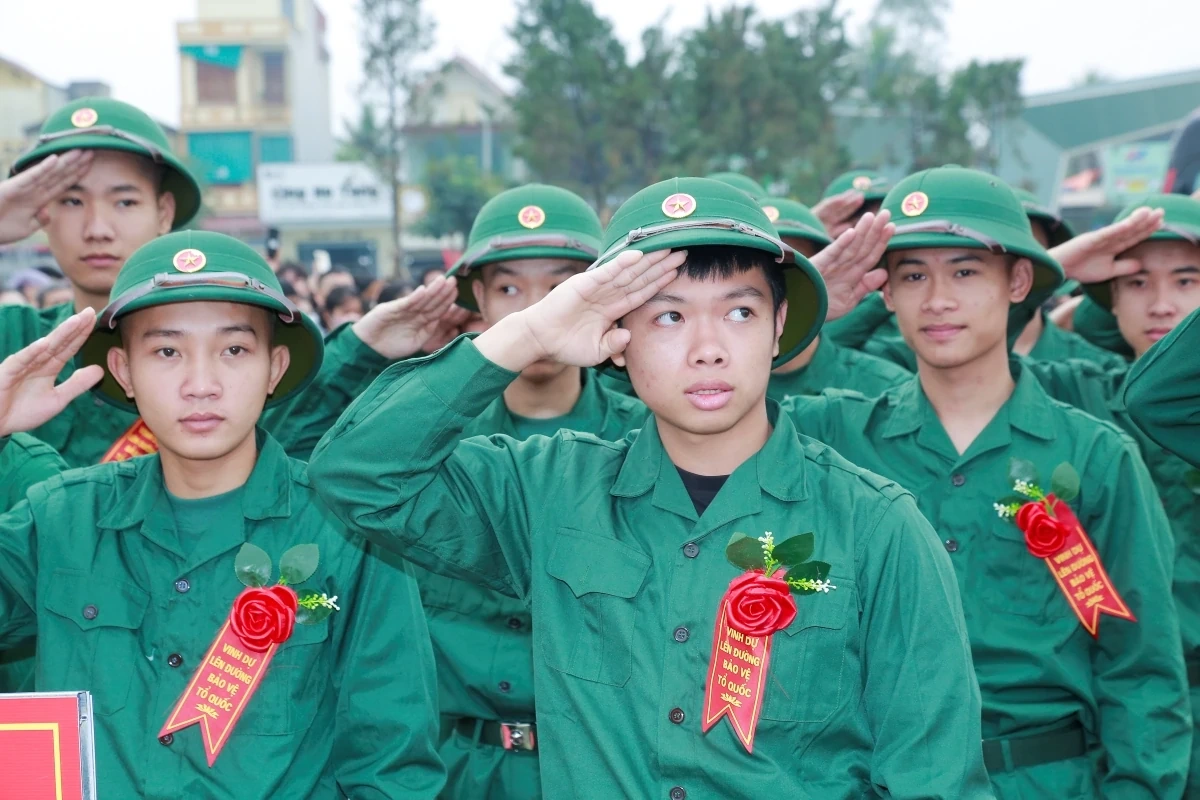 Sáng 5/3, hàng nghìn thanh niên Thanh Hóa đã hăng hái lên đường nhập ngũ