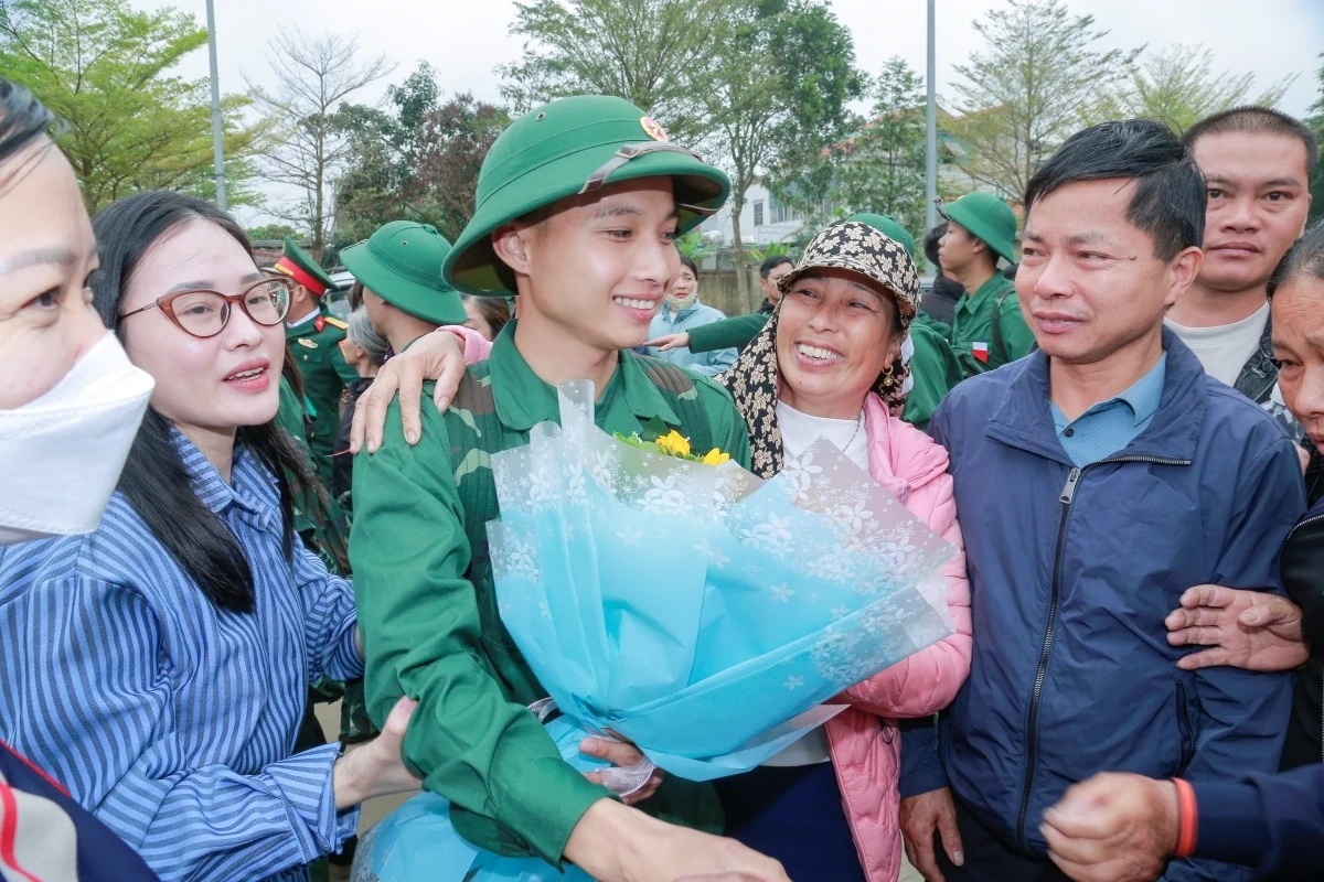 Sáng 5/3, hàng nghìn thanh niên Thanh Hóa đã hăng hái lên đường nhập ngũ