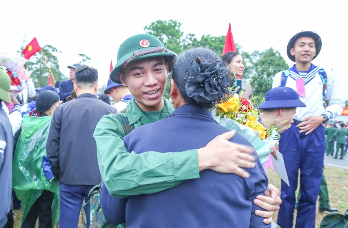 Sáng 5/3, hàng nghìn thanh niên Thanh Hóa đã hăng hái lên đường nhập ngũ