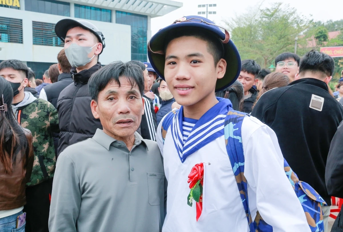 Sáng 5/3, hàng nghìn thanh niên Thanh Hóa đã hăng hái lên đường nhập ngũ