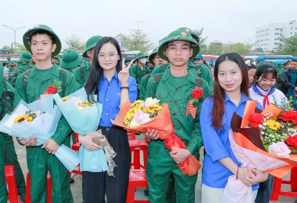 Sáng 5/3, hàng nghìn thanh niên Thanh Hóa đã hăng hái lên đường nhập ngũ