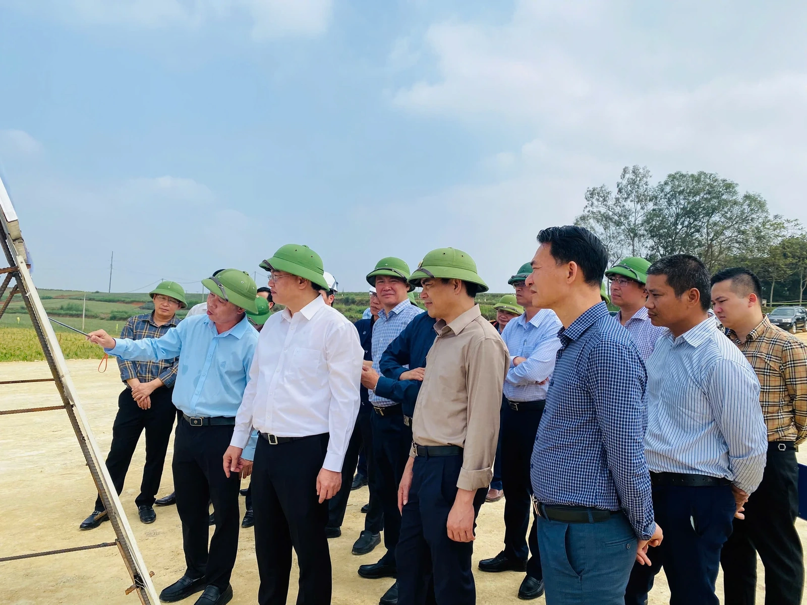 Phó Chủ tịch Thường trực UBND tỉnh Mai Xuân Liêm kiểm tra tiến độ thi công Dự án Khẩn cấp khắc phục hậu quả thiên tại công trình cầu Mọ