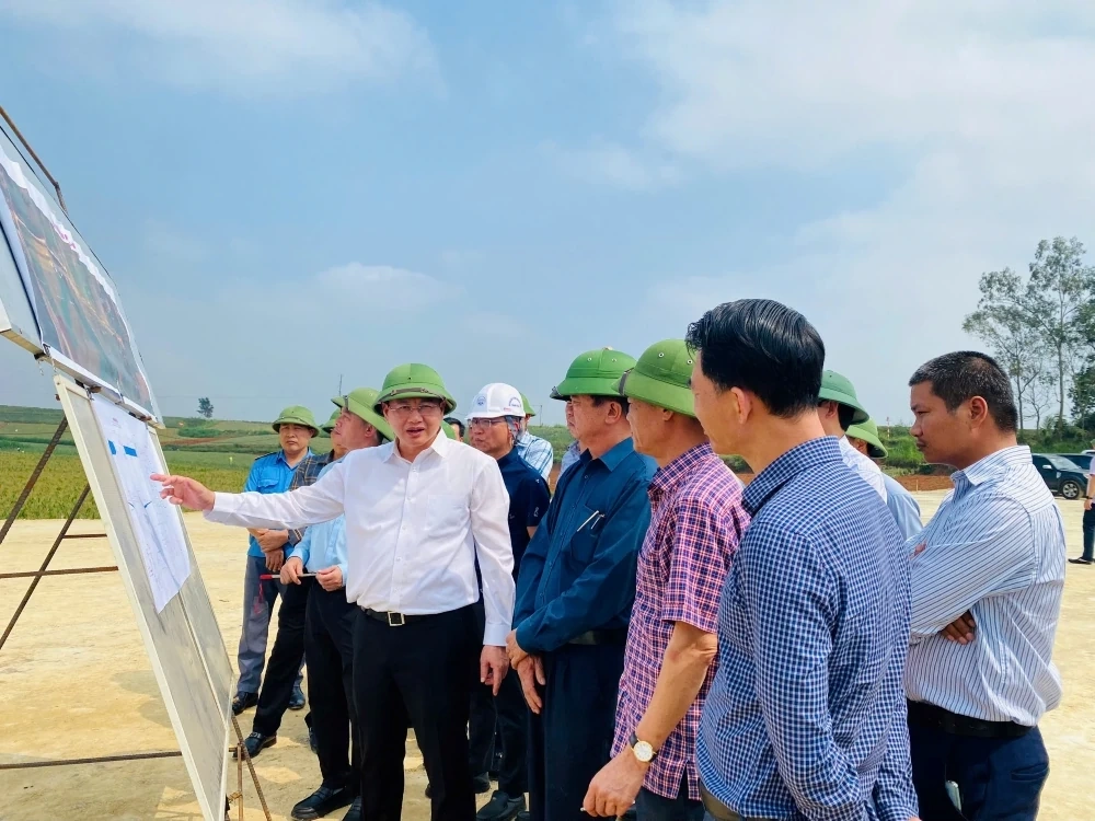 Phó Chủ tịch Thường trực UBND tỉnh Mai Xuân Liêm kiểm tra tiến độ thi công Dự án Khẩn cấp khắc phục hậu quả thiên tại công trình cầu Mọ