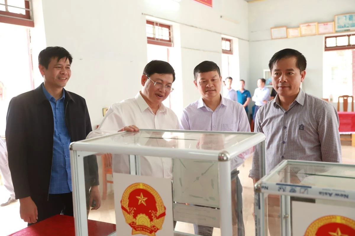 Phó Chủ tịch Thường trực UBND tỉnh Mai Xuân Liêm kiểm tra công tác chuẩn bị bầu cử tại một số địa phương