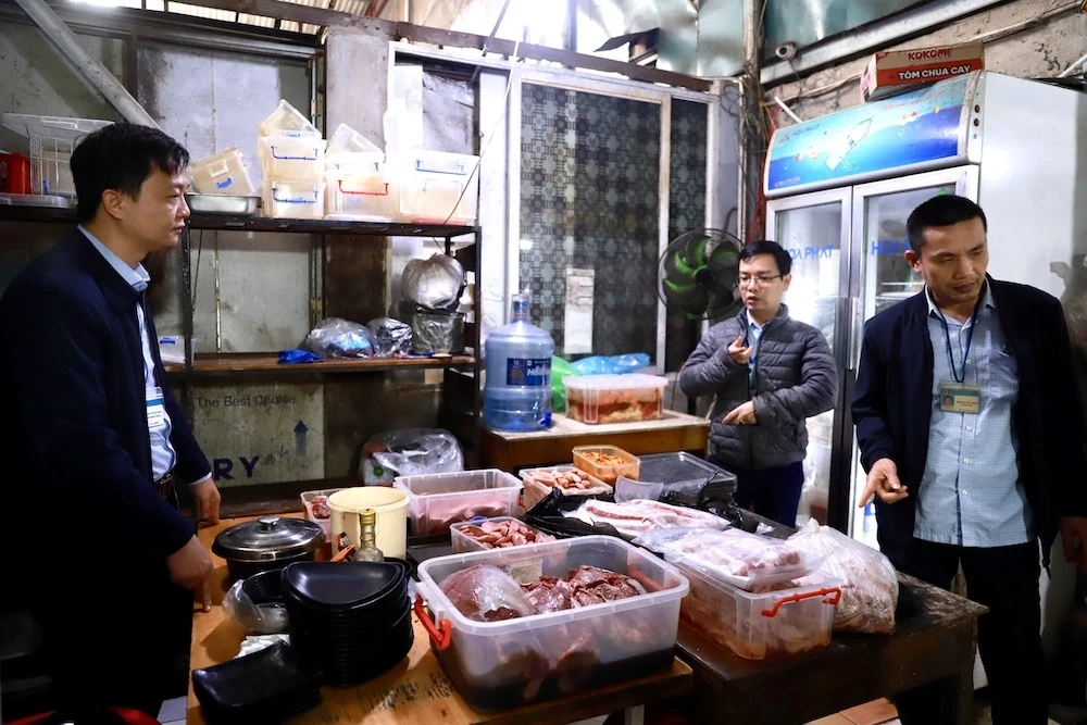 Kiểm tra đột xuất các cơ sở kinh doanh dịch vụ ăn uống trên Đại lộ Lê Lợi