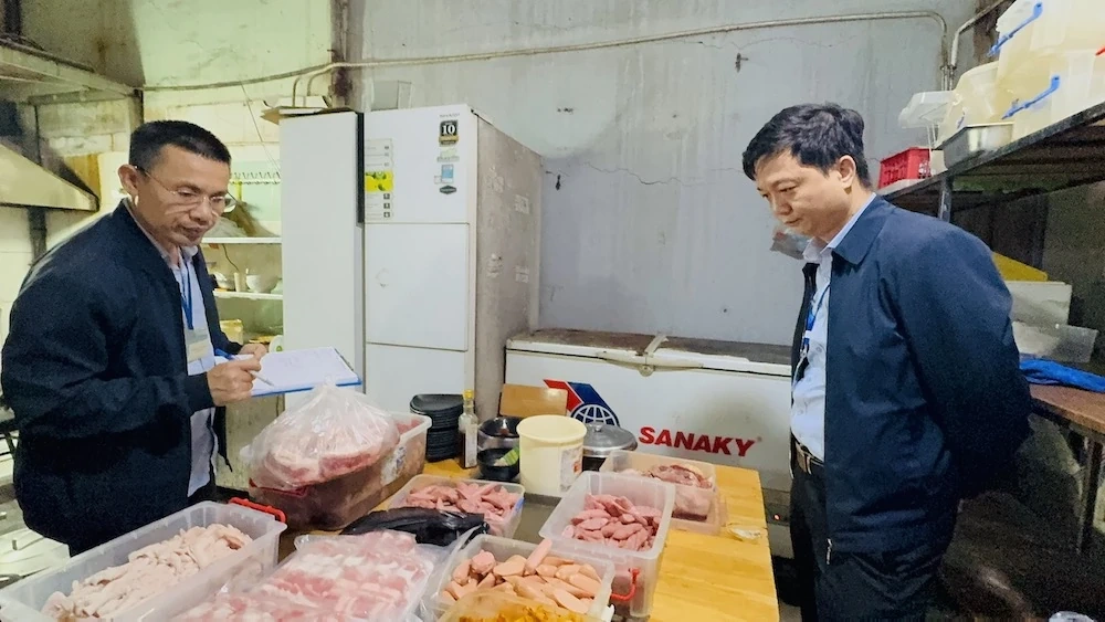 Kiểm tra đột xuất các cơ sở kinh doanh dịch vụ ăn uống trên Đại lộ Lê Lợi