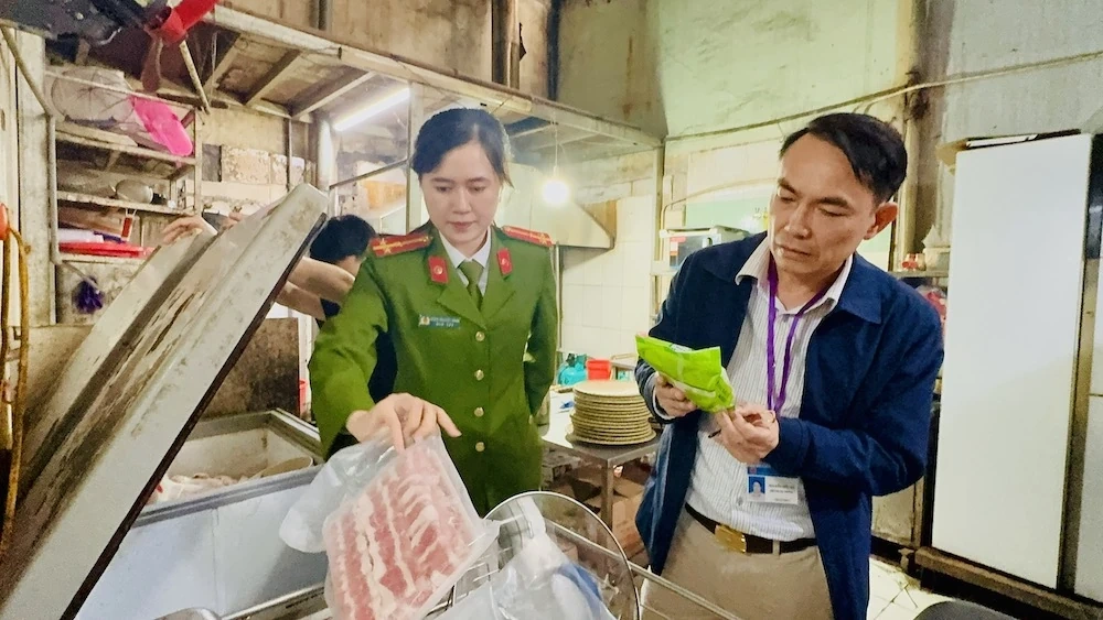 Kiểm tra đột xuất các cơ sở kinh doanh dịch vụ ăn uống trên Đại lộ Lê Lợi